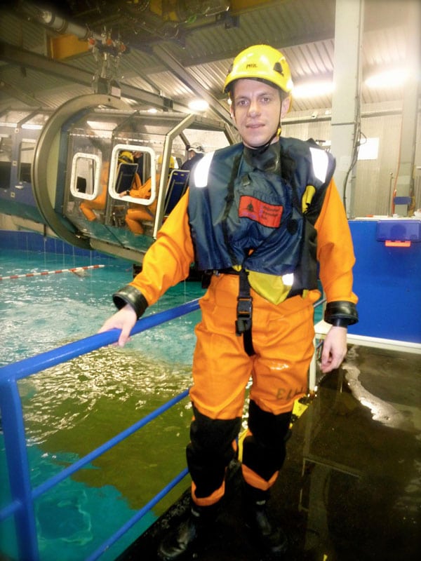 Damien Menu lors d'une formation Offshore - Simulation de crash d'hélicoptère